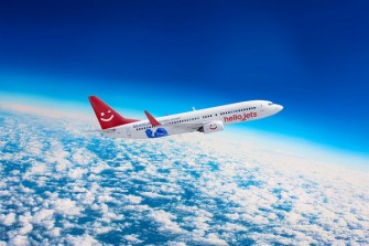 Blue-Style-letadlo-HelloJets-v-oblacich